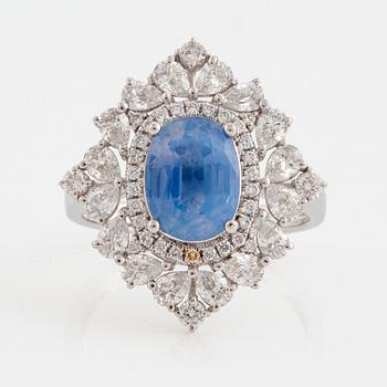 1100. A platinum ring set with a faceted Kashmir sapphire 2.52 cts.