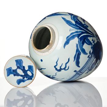 A blue and white Transitional jar with cover, 17th Century.