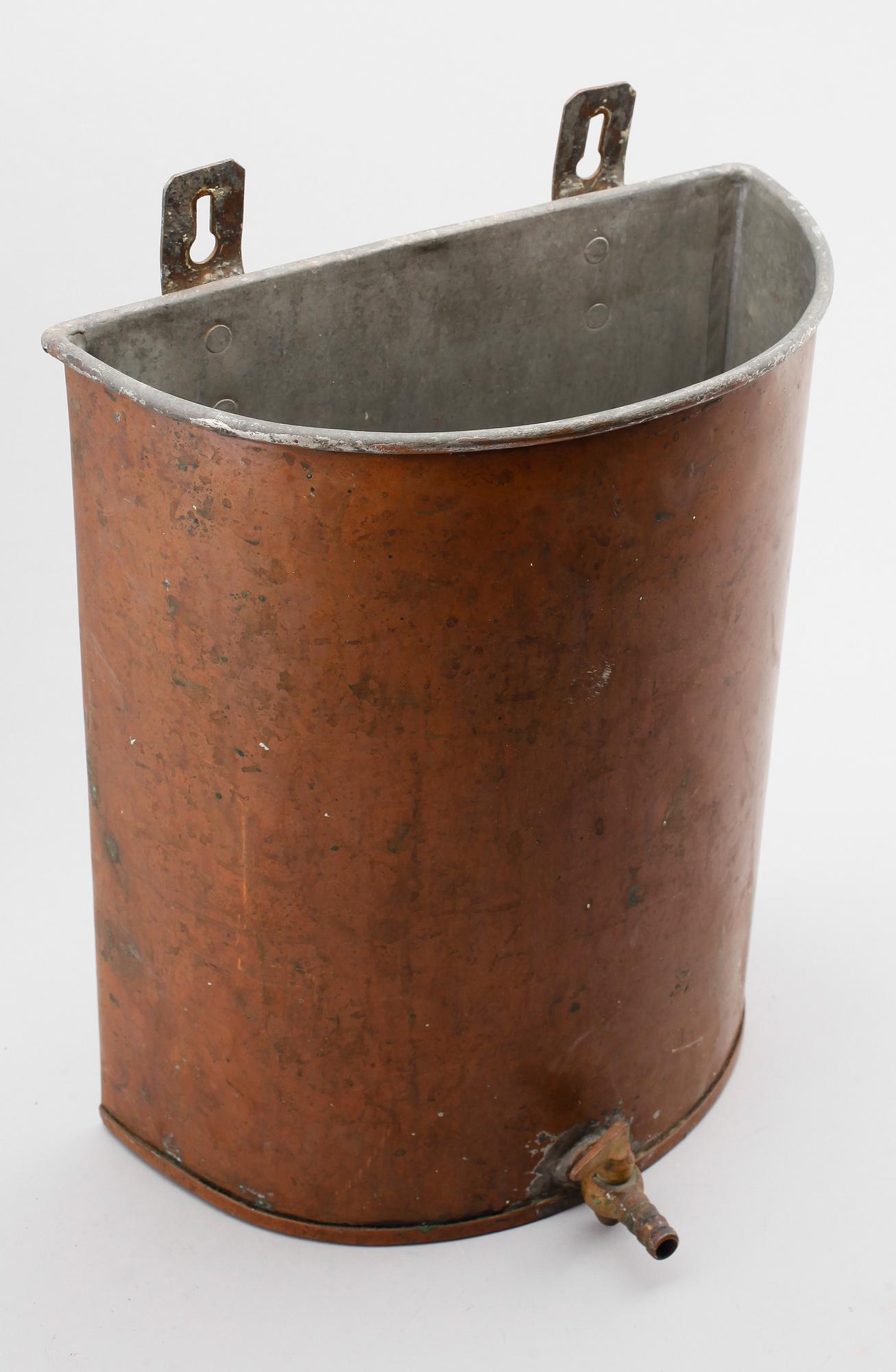 VATTENCISTERN, koppar, 1900-talets första hälft.
