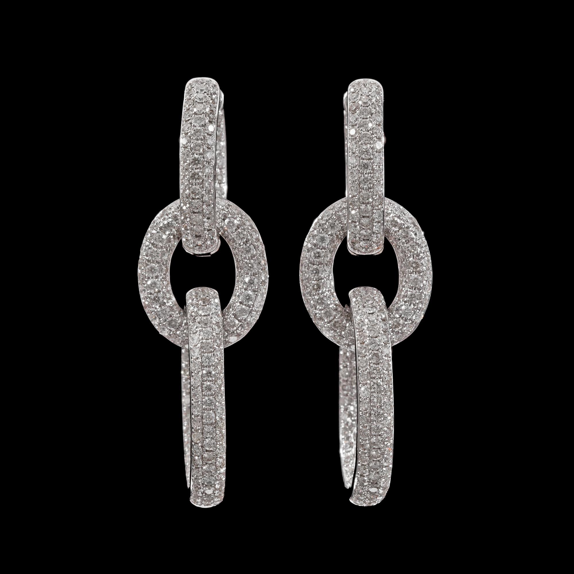 ÖRHÄNGEN, ringar med briljantslipade diamanter, tot. 5.23 ct. Nedersta ringarna avtagbara.