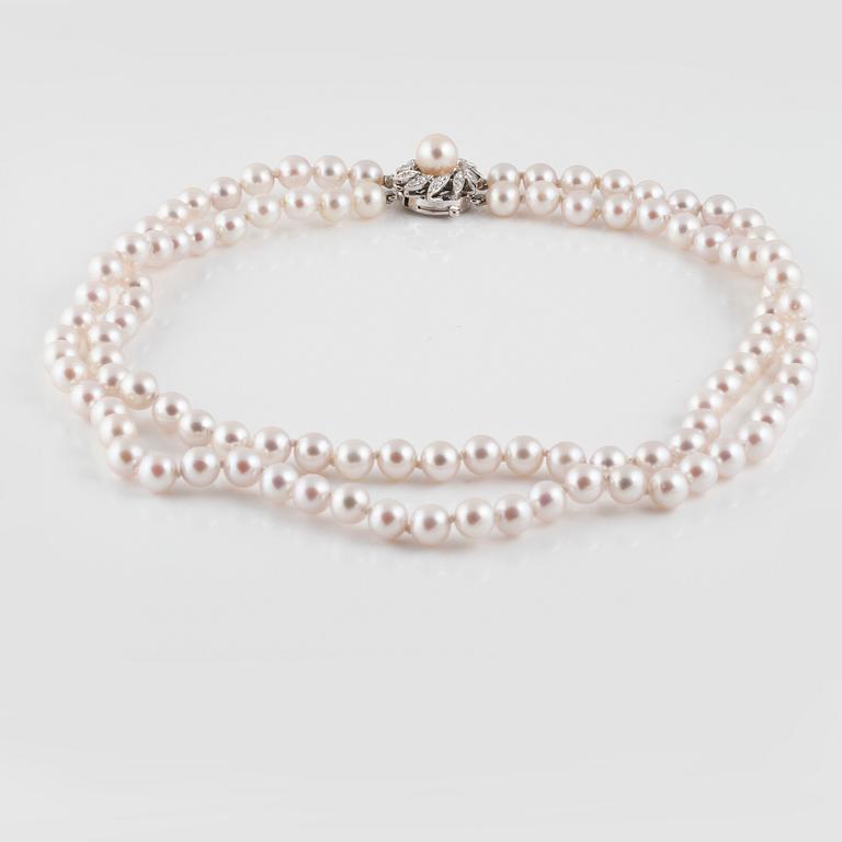 COLLIER, odlade pärlor med lås i 18K vitguld samt åttkantslipade diamanter, importstämplat. Vikt 41,9 gram.