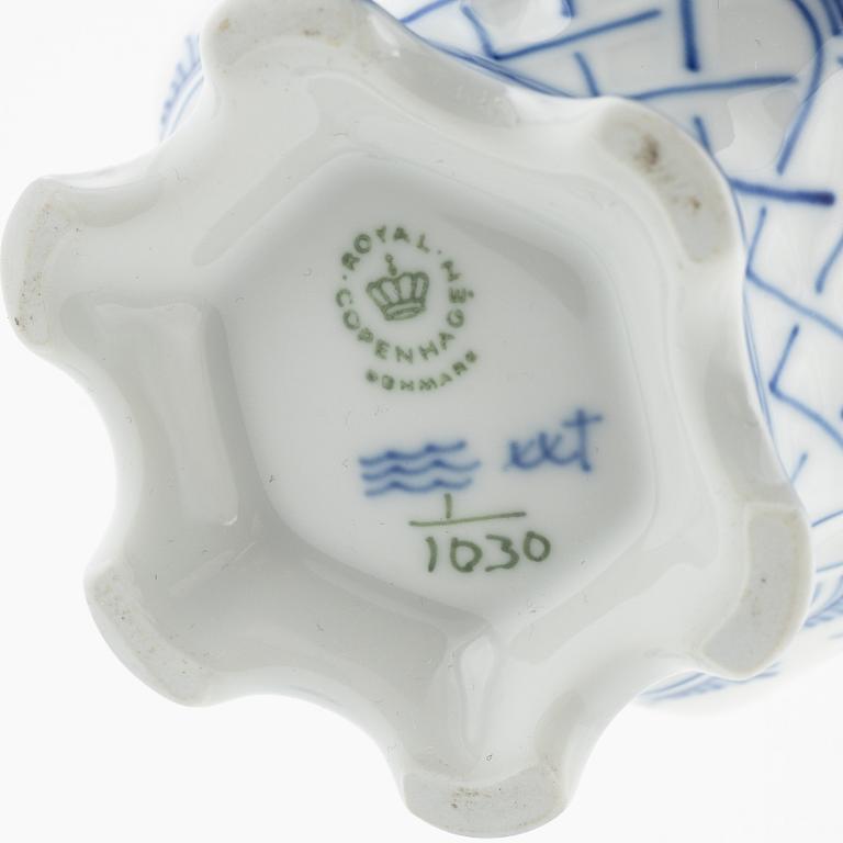 Kaffekanna, porslin, helblonde, "Musselmalet",  Royal Copenhagen, Denmark.