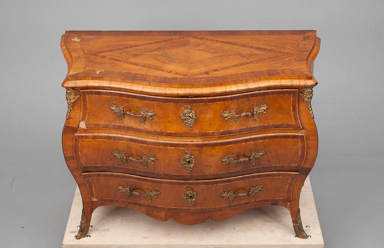 BYRÅ, fanerad med olika träslag, rokoko, ca 1770-80.