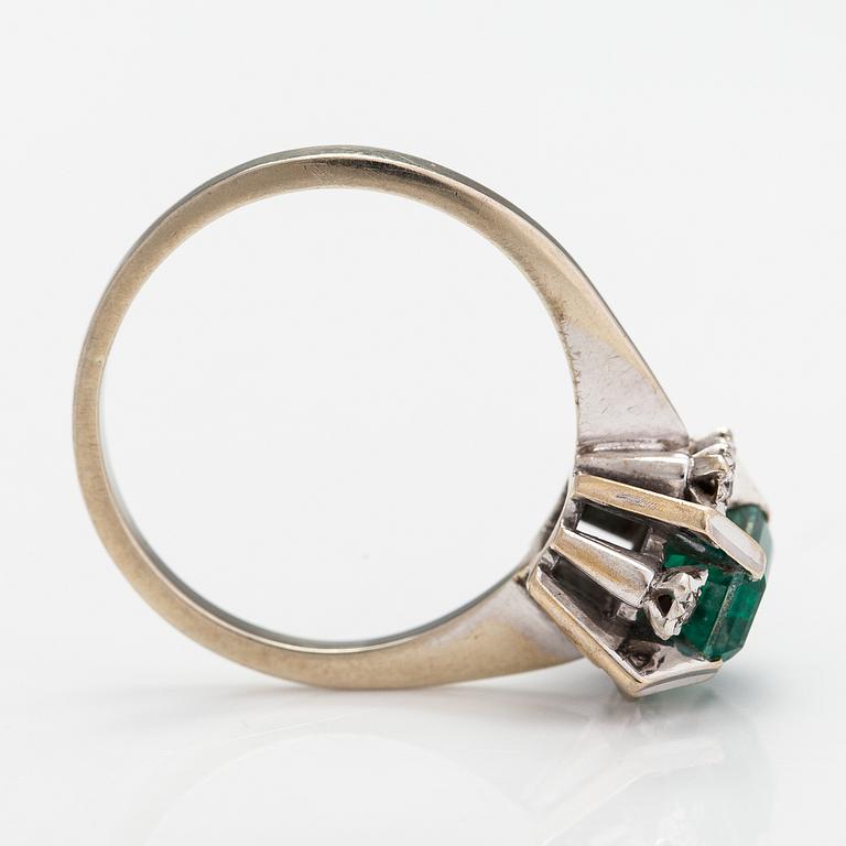 Ring, 18K vitguld, diamanter ca 0.06 ct totalt och smaragdtriplett.