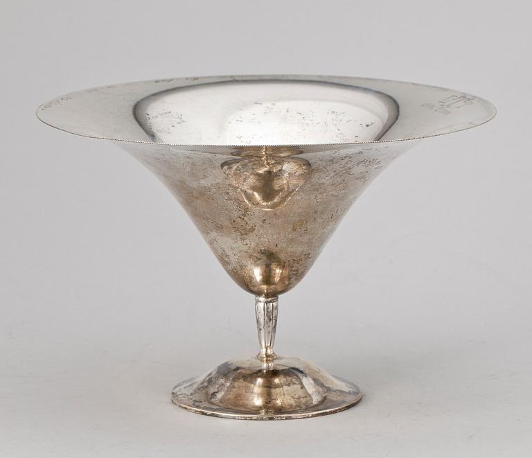 SKÅL PÅ FOT, silver, GAB, Stockholm 1925. Vikt ca 300 gram.