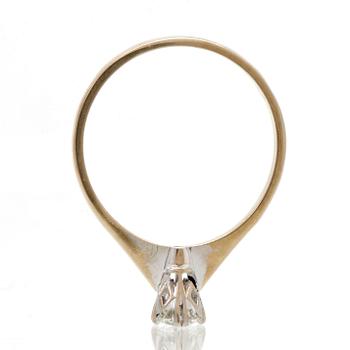 Diamondring 18K whitegold 1 brilliant-cut diamond 0,30 ct inscribed W/TCR VVS, valuation letter Gemmologica AB Stockholm.