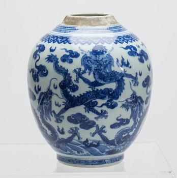 URNA, porslin. Qingdynastin, Qianlong (1736-95).