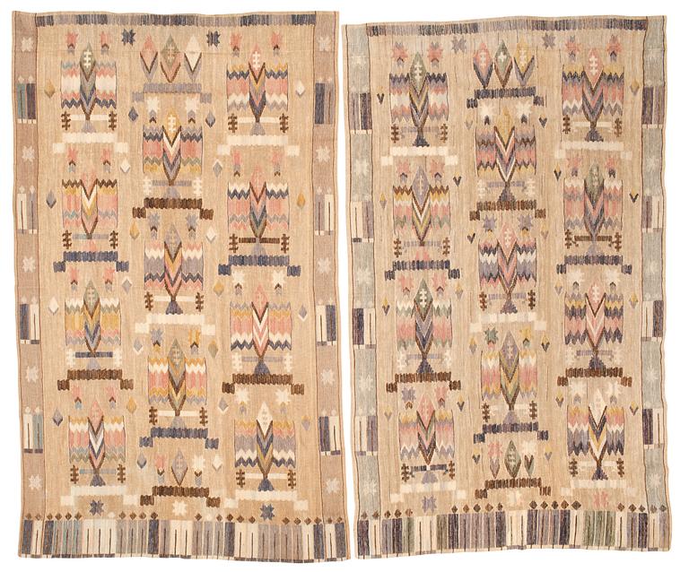 DRAPERIER, 1 par. "Buketter". Inplock på linnebotten. 250,5 x 152 respektive 256 x 158 cm.