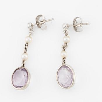 Earrings, a pair, 18K white gold with pearls and amethysts.