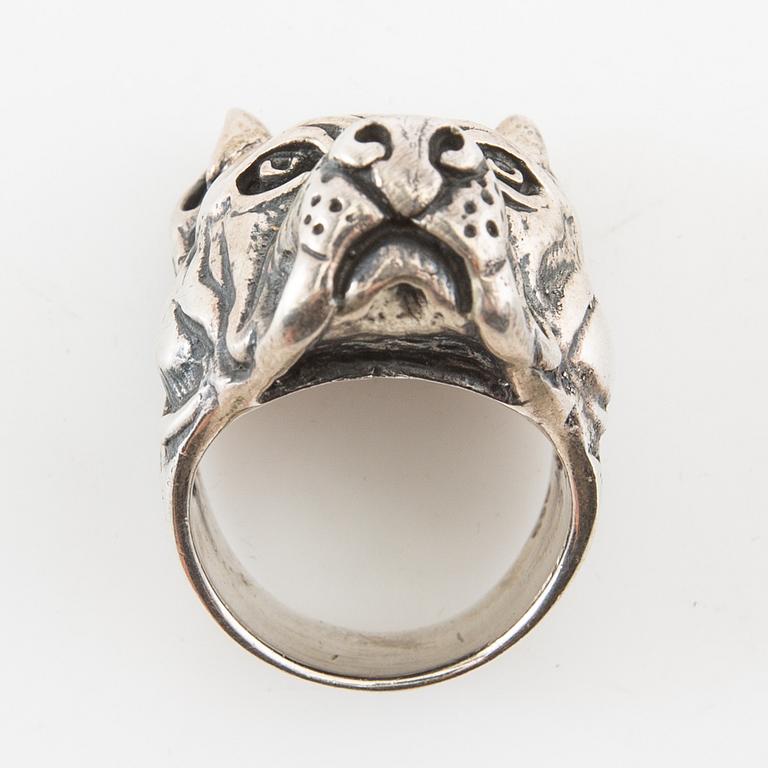Ring, silver, in the form of a mastiff.
