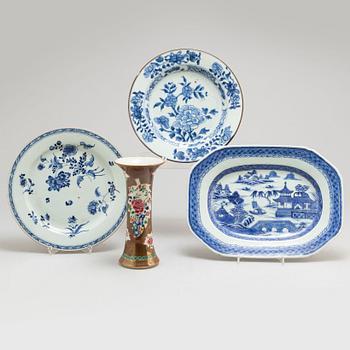 Four blue and white and cappucciner glazed porcelain plates, dish and vase, Qing dynasty, 18th century.