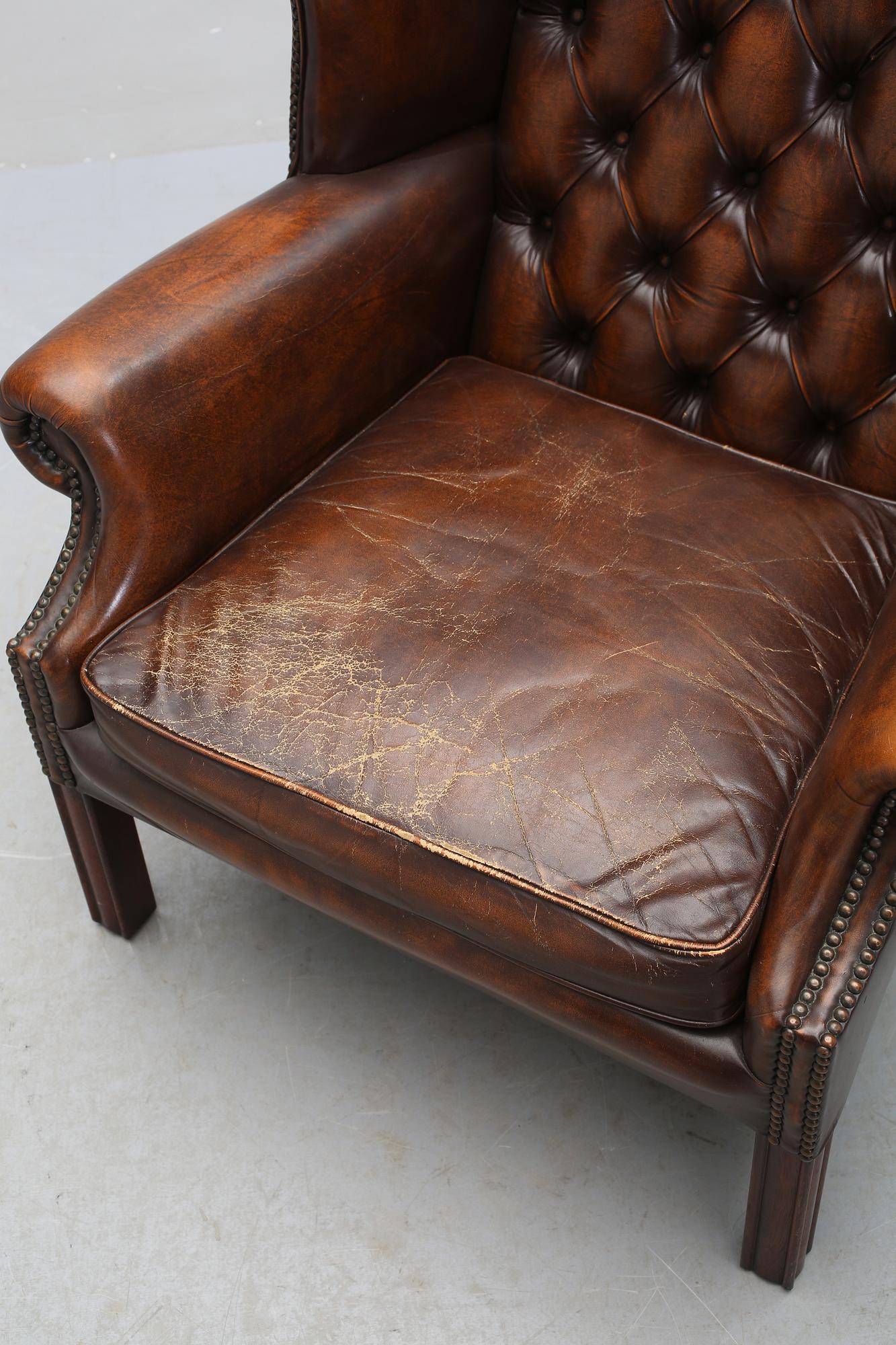 FÅTÖLJ, Chesterfield-modell, 1900-talets andra hälft.