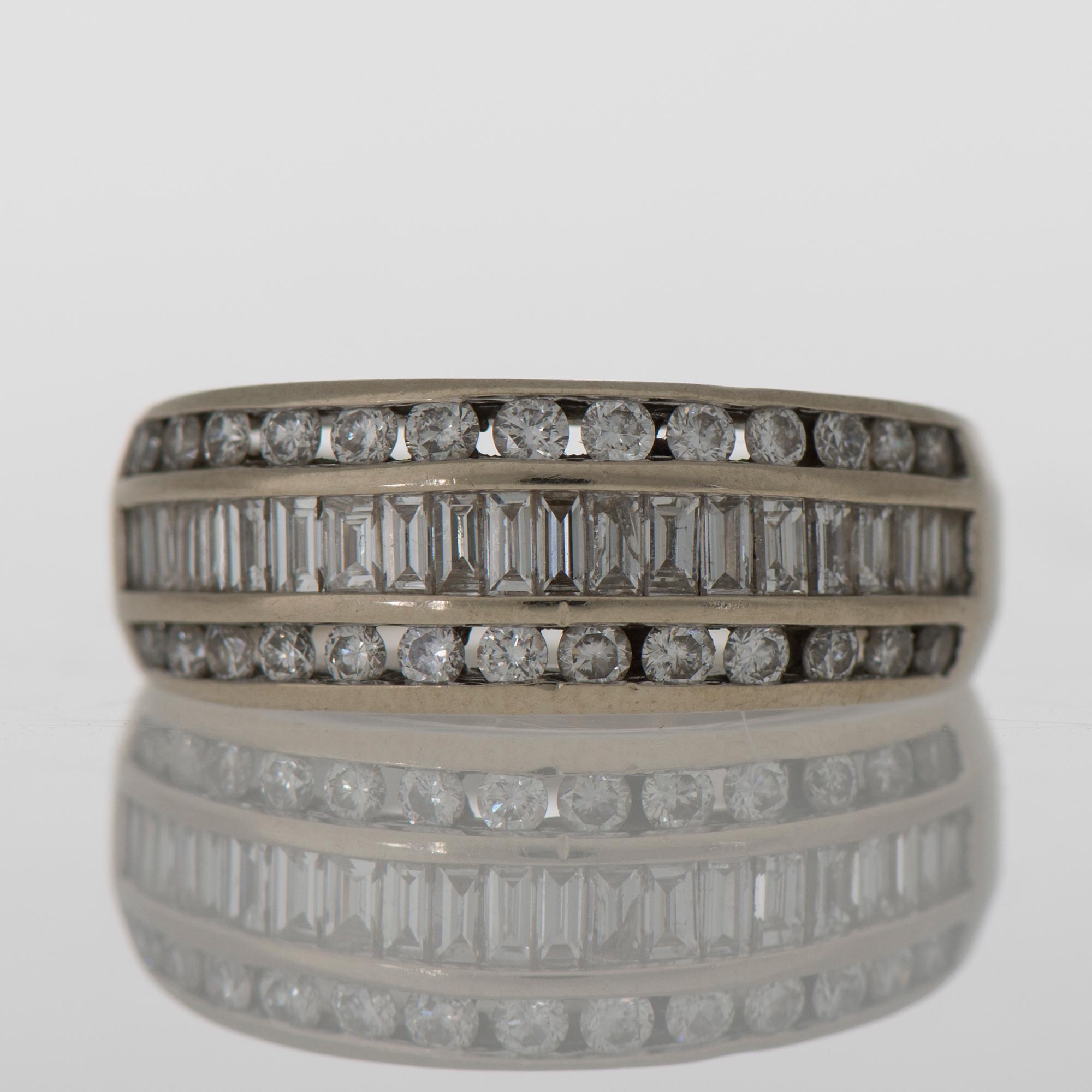 RING, baguette- och briljantslipade diamanter, 14K vitguld.