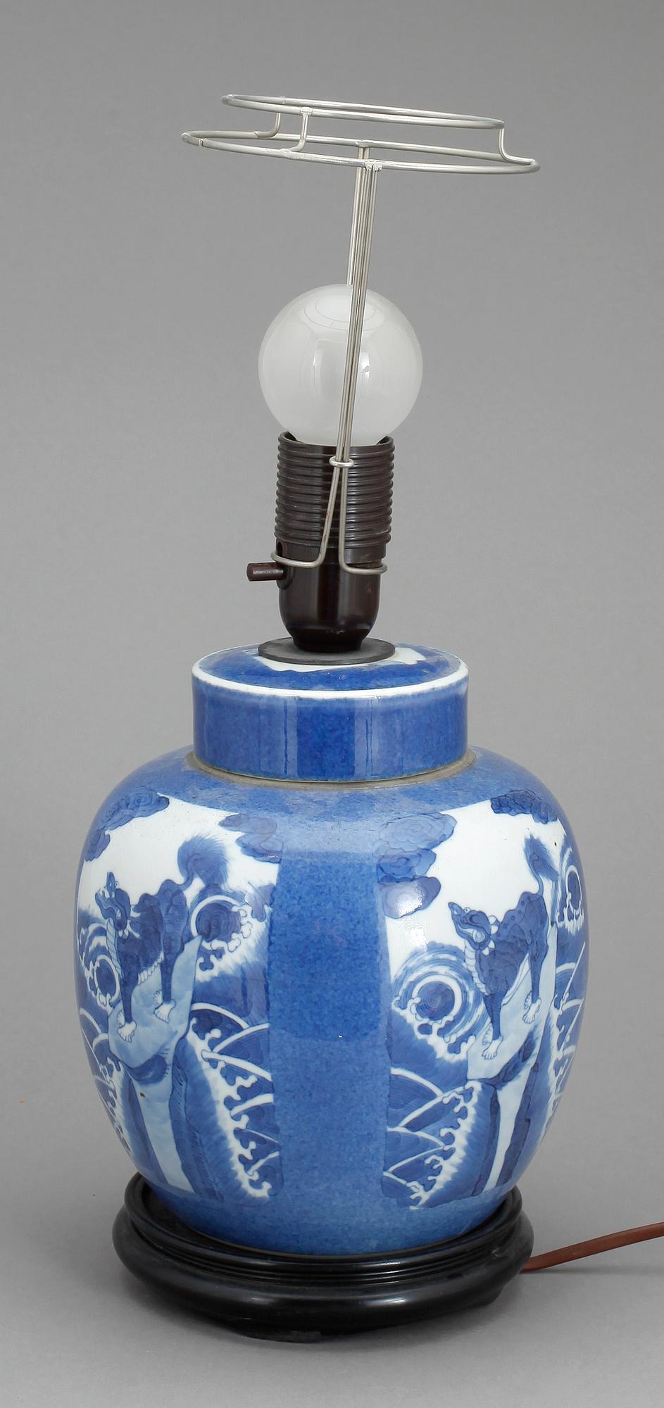 BORDSLAMPA, porslin, Kina, 1900-tal.