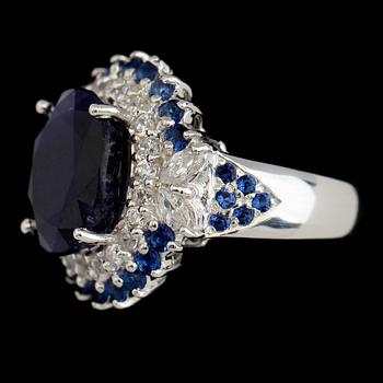 RING, vitguldspläterat sterlingsilver, blå safirer tot ca 9.35 ct. vita safirer tot ca 0.48 ct.