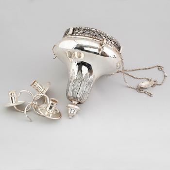 TAKAMPEL, nysilver, gustaviansk stil, 1900-talets första hälft. Höjd ca 65 cm.