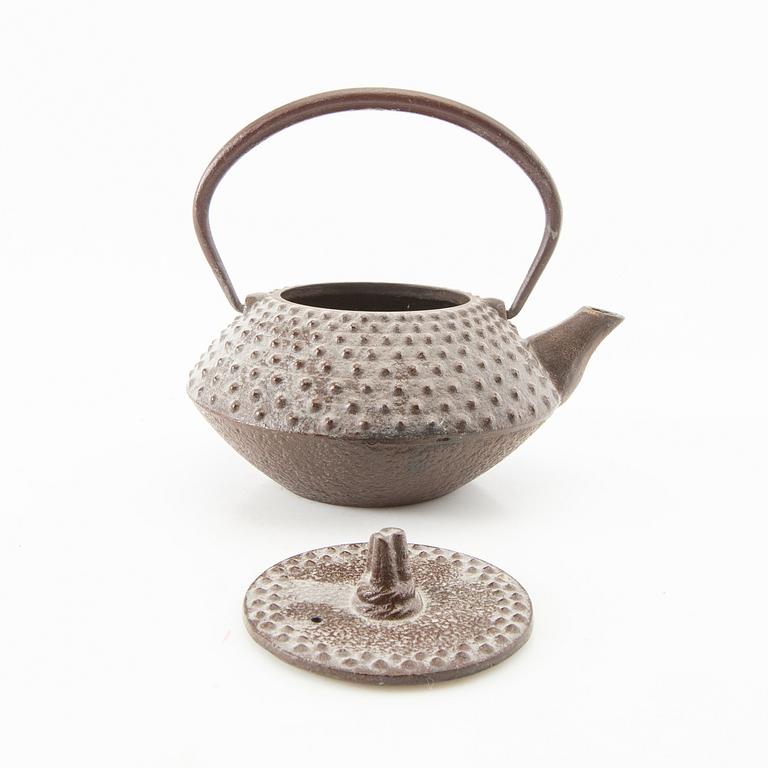 Teapot Japan 20th century iron.