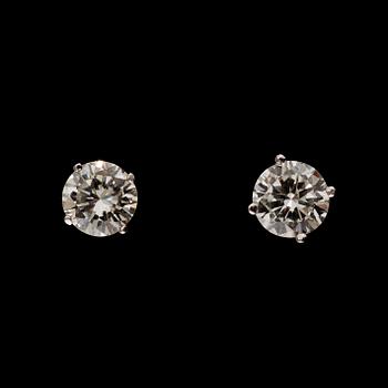 31. A pair of brilliant-cut diamond earstuds. Quality circa G-H/VS.