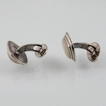 MANCHETTKNAPPAR, 3 par, silver samt pärlemor, ett par från Gustav Dahlgren & Co, Malmö. Total vikt 35,9 gram.