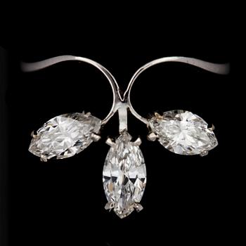 29. A threes stone diamond ring, tot. app. 1.90 cts.