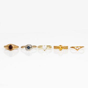RINGAR, 5 st, olika guldhalter med bl at diamanter, citriner, syntetisk safir och cubic zirconia. Tot vikt ca 11,43 g.
