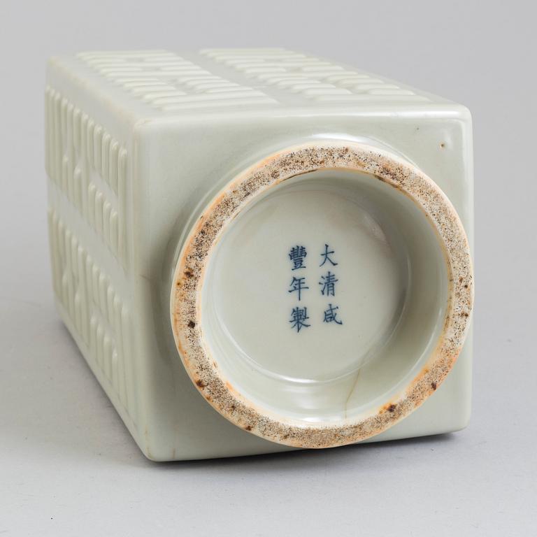 A 20th century Chinese porcelain vase.