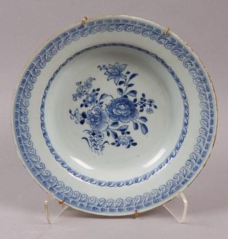 TERRIN samt TALLRIKAR 6 st, porslin, Kina. 1700/1800-tal.