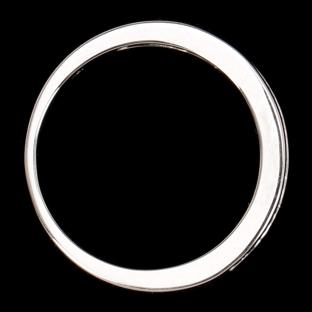 RING, halvallians, 18k vitguld med 10 prinsesslipade diamanter tot ca 1 ct. Vikt ca 3,3 gram.