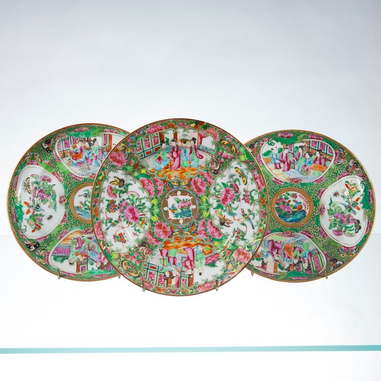 TALLRIKAR, 3 st, porslin, Kanton, Kina sekelskiftet 1800/1900.