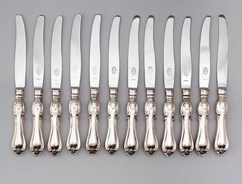 MATKNIVAR, 12 st, silver, Carl Hammer, Stockholm 1860/70-tal. Total vikt med stålblad ca 1077 gram.