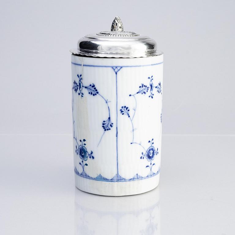 A porcelain beer mug with silver fittings and cover, Dermany/Denmark, 18th century.