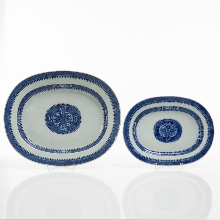 Två serveringsfat, kompaniporslin, Kina, Qingdynastin, Jiaqing (1796-1820).