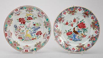 TALLRIKAR, 2 st snarlika, porslin, Kina, Qianlong 1736-1795.