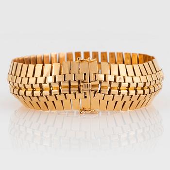 An 18K gold bracelet.