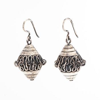 Kalevala Koru, korvakorut, hopeaa.