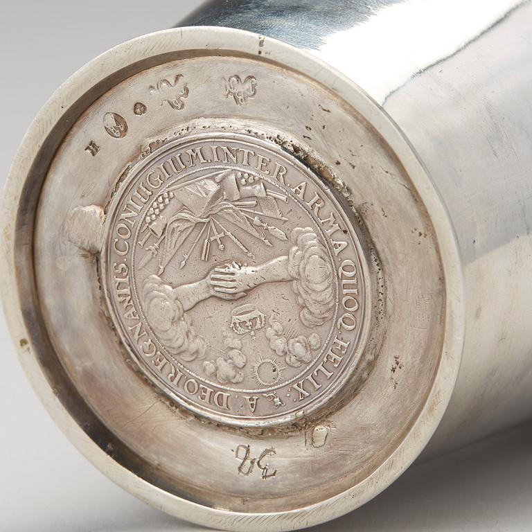 Bägare, silver. Karolinsk. Senare dubbel mästarstäpel för Petter Bergman, Skänninge 1745.