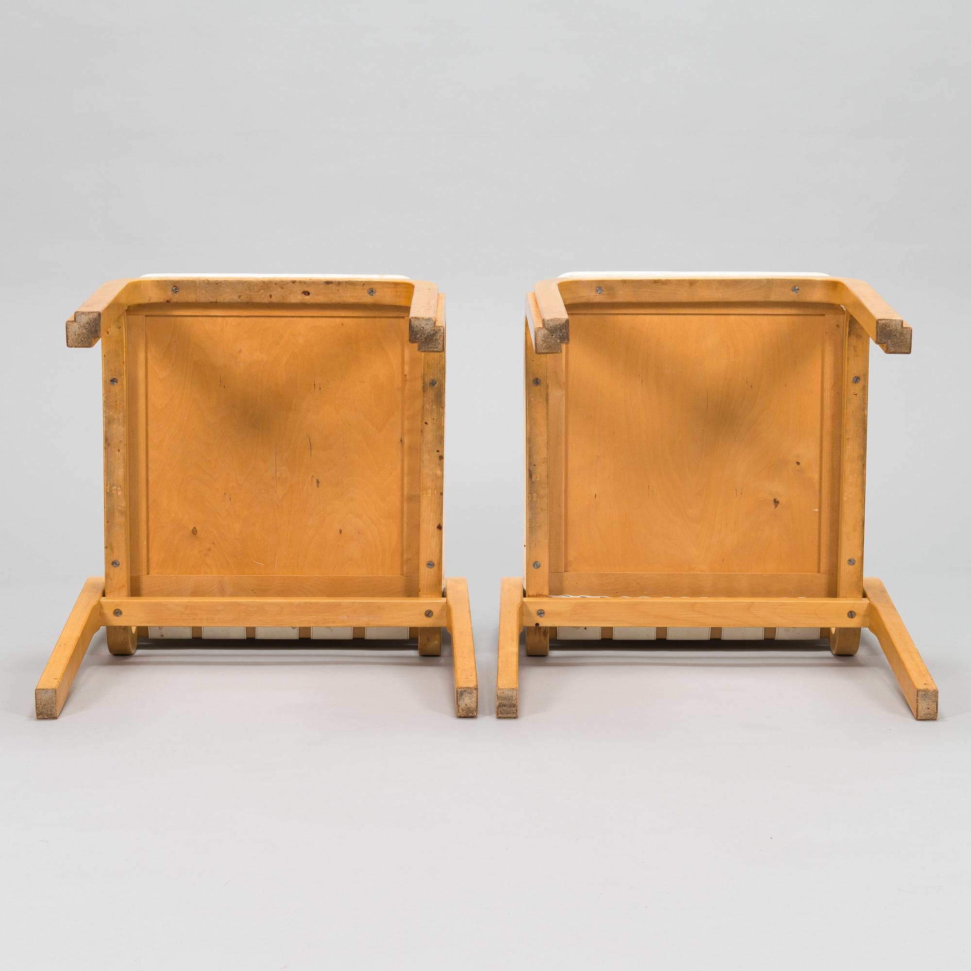 Alvar Aalto, a pair of 1960/1970s '612' chairs for Artek.