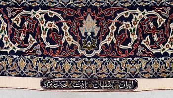 Matta, semiantik Isfahan, signerad Hekmat Nejad, ca 224 x 151 cm (samt 1 respektive 4 cm slätväv på vardera sida).