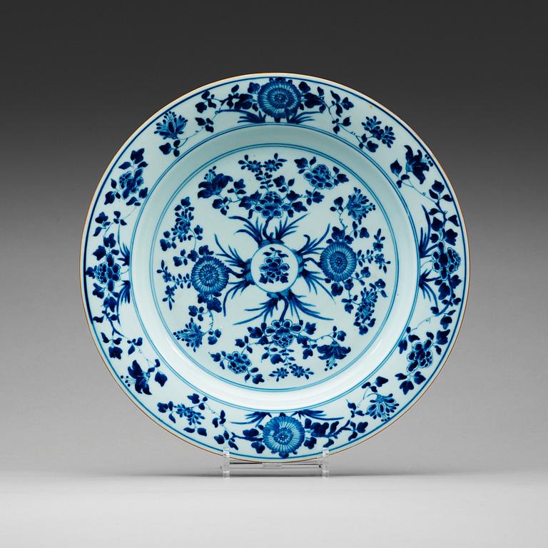 A blue and white dish, Qing dynasty, Kangxi (1662-1722).