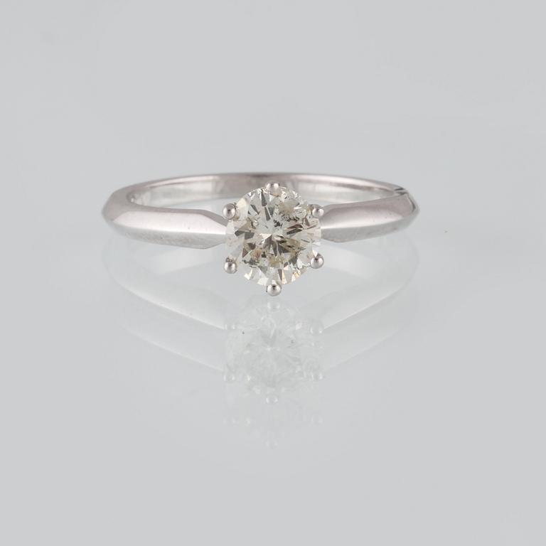 RING, 18K vitguld med briljantslipad diamant 1.03 ct. Vikt 3,6 gram.