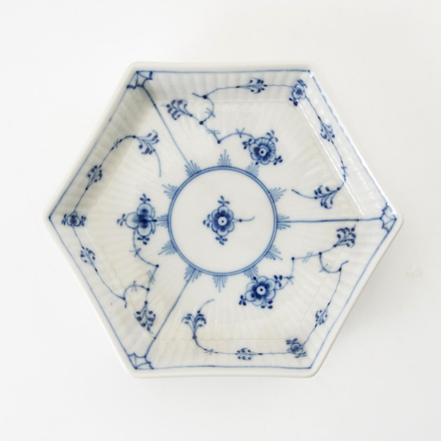 Service approximately 42 pieces "Musselmalet rifflet/halvblonde" Royal Copenhagen Denmark porcelain first half of the 20th century.