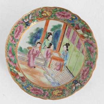 A group of five Chinese enamelled porcelain teacups and four plates, Kanton, 19th century.