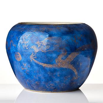 A large 'four-clawed dragon' jardiniere, Qing dynasty, 18th century.