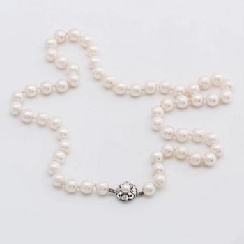 PEARL NECKLACE cultured pearls approx 7 mm w clasp in 18K whitegold w single-cut diamonds and 1 cultured pearl app. 5 mm.