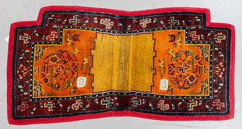 SEMI-ANTIQUE TIBETAN SADDLE COVER. Ca 132 x 68 cm.