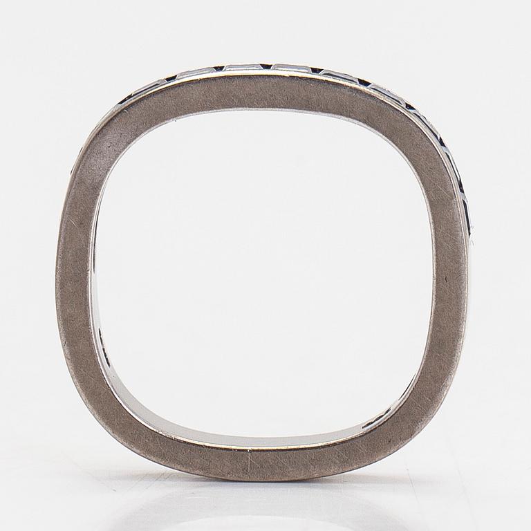 Ring, alliansring, 18K vitguld med carréslipade safirer, Schweiz.