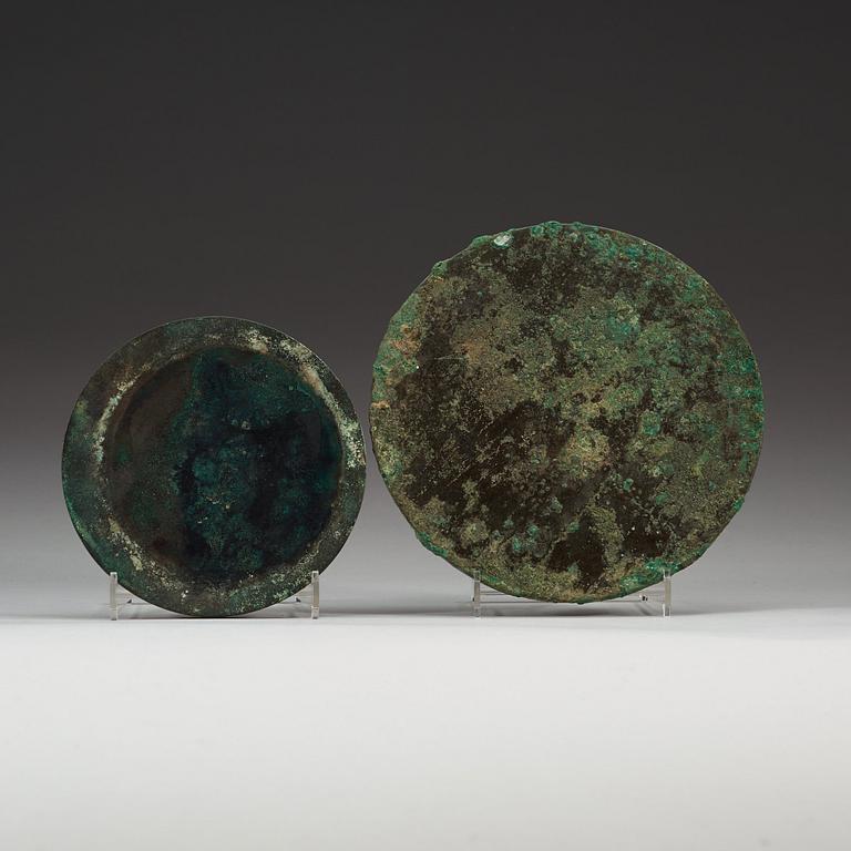 SPEGLAR, två stycken, brons. Arkaiserande, troligen Tang dynastin (618-907).