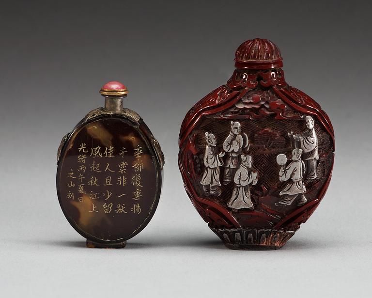 One lacquer and one turtoise snuff bottle, Qing dynasty.