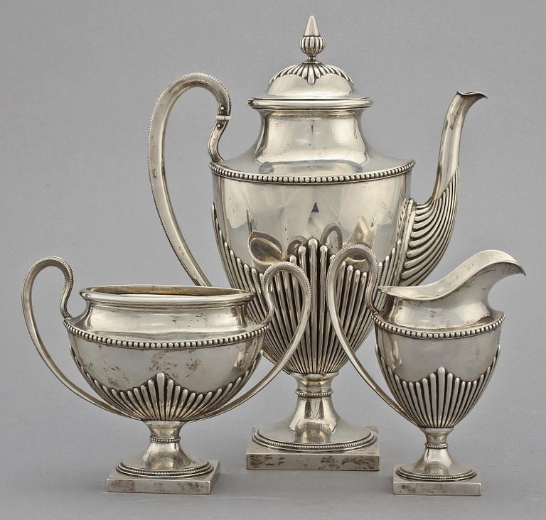 KAFFESERVIS, 3 delar, silver, empirestil, C.G Hallbergs Guldsmeds AB, Stockholm, 1898. Vikt  1 240 g.