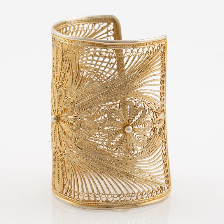 Yvone Christa, armring, förgyllt silver, med genombruten dekor.